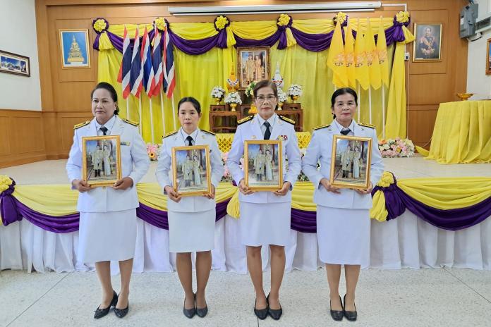 พิธีรับพระราชทานพระบรมฉายาลักษณ์ พระบาทสมเด็จพระเจ้าอยู่หัว ที่ฉายกับสมเด็จพระนางเจ้าฯ พระบรมราชินี